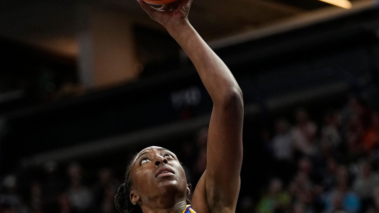 Lynx erase 11-point 4th-quarter deficit to beat Sparks after honoring  Sylvia Fowles