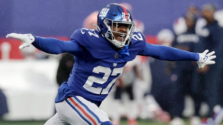 Jason Pinnock of the Giants reacts after a missed field goal by...