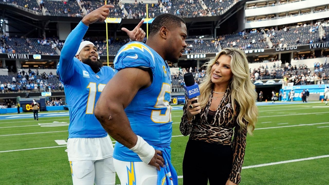 Khalil Mack sets the Chargers' sack record with 6 against the Raiders, his  former team - Newsday