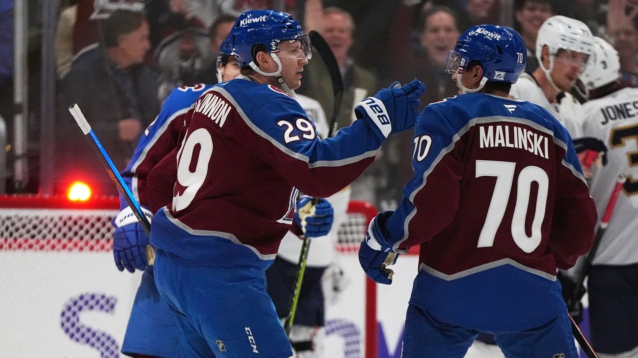 Nathan MacKinnon leads a balanced scoring attack as Avalanche cruise to 6