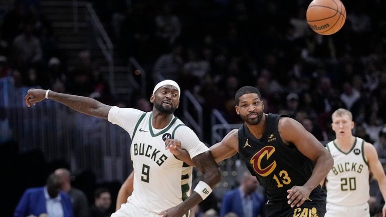 Milwaukee Bucks forward Bobby Portis (9) and Cleveland Cavaliers center...