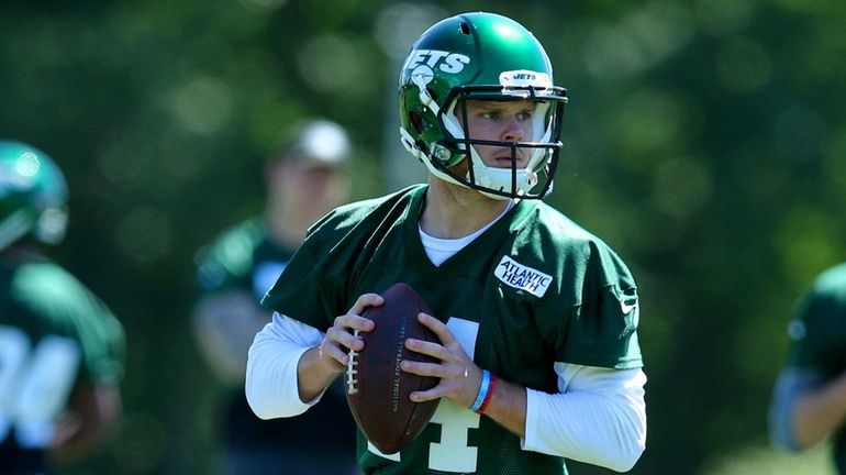 Jets quarterback Sam Darnold drops back to pass during minicamp...