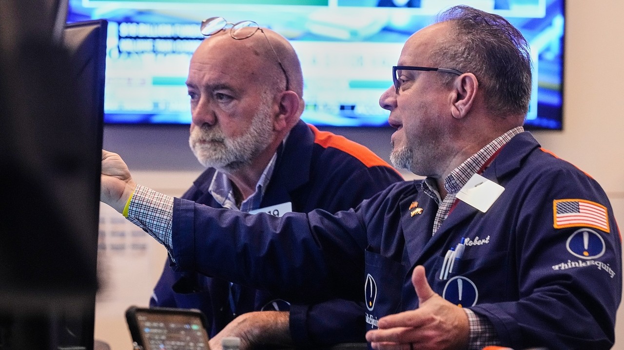 US stocks hold steady as the countdown ticks to a Federal Reserve decision on interest rates