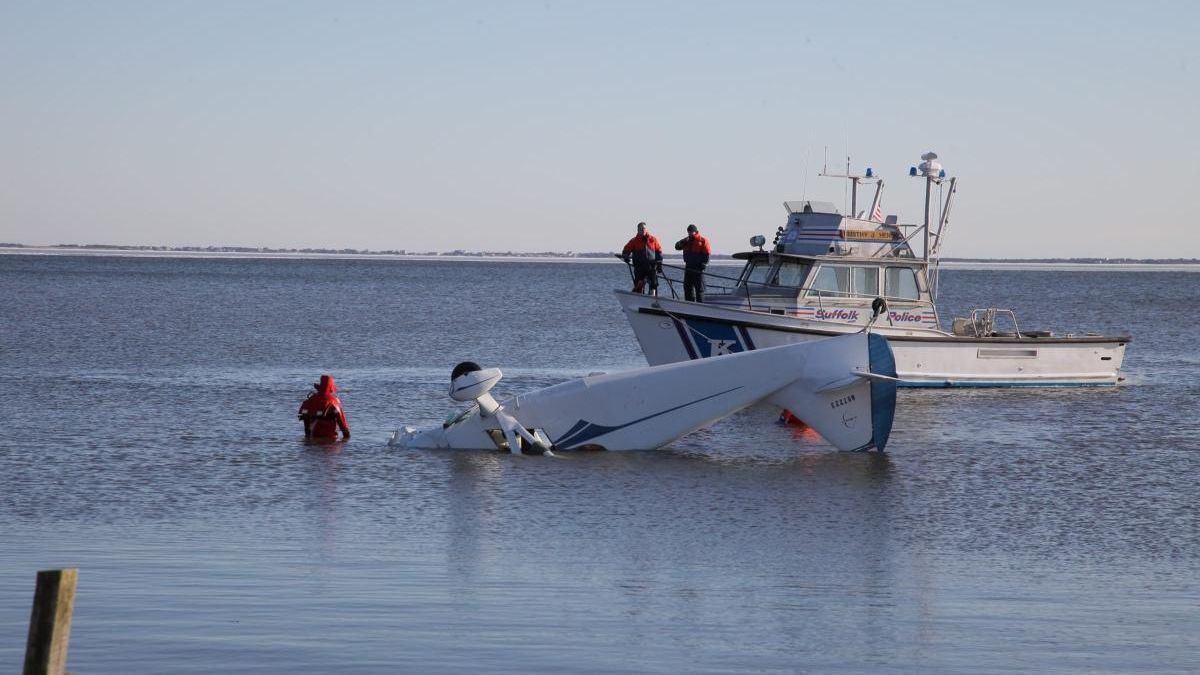 Pilot, passenger wade ashore after plane crashes off Bayport Newsday