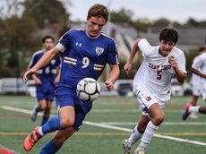 Joe Carlino's goal with 8:11 left gives East Islip boys soccer a tie