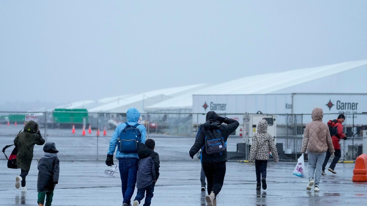 纽约市在偏远的废弃机场上建造了一个移民帐篷营地。然后冬天来了。