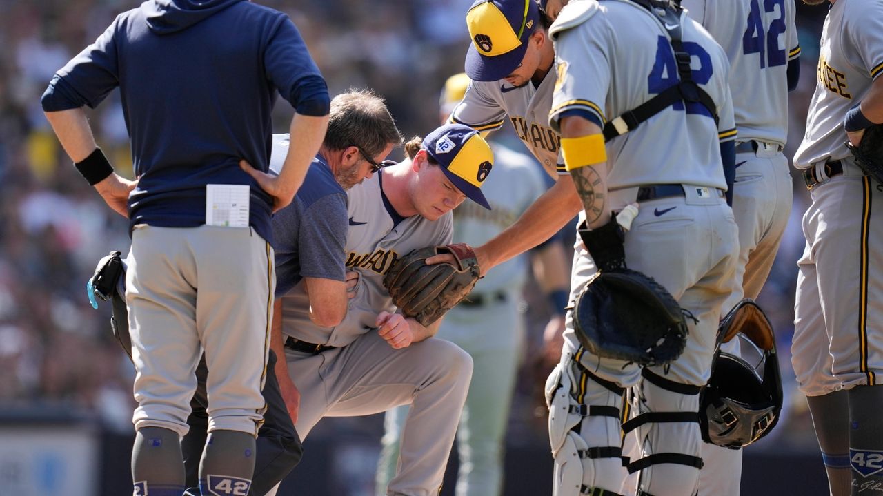 Diamondbacks catcher Gabriel Moreno bruises right hand on foul tip, leaves  NLDS Game 3