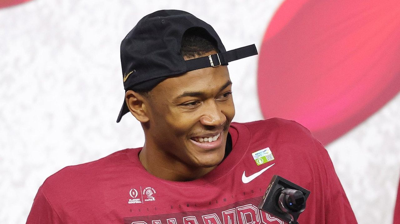 Alabama's DeVonta Smith becomes the fourth wide receiver to win