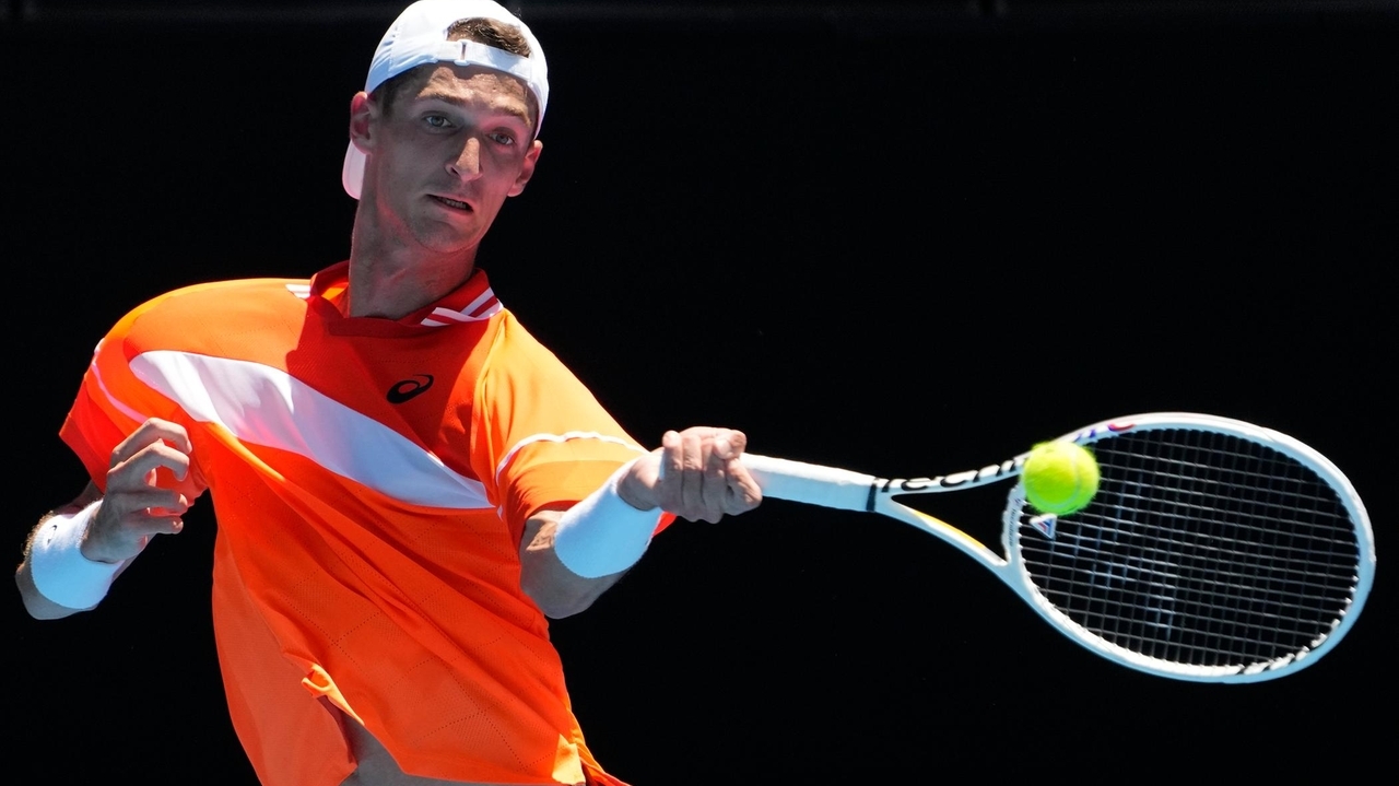 A French player at the French Open gets only a warning when his ball ...