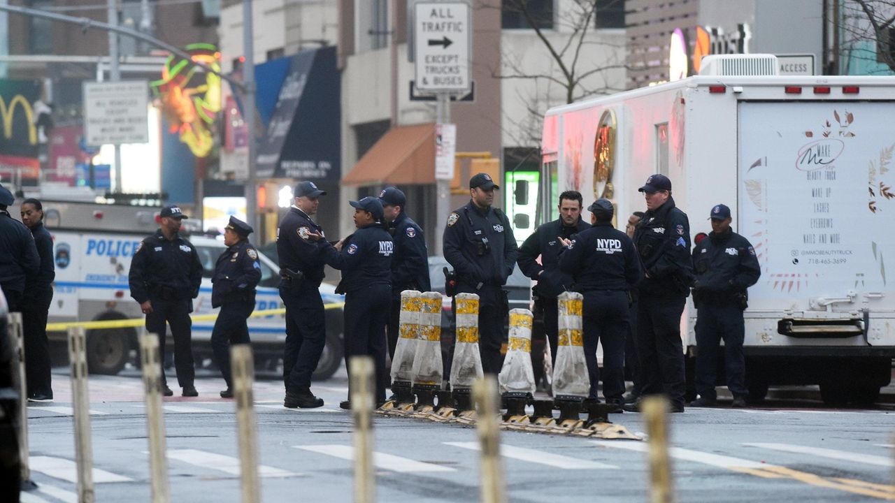 Rookie Nypd Officer Shot In Queens While Chasing Suspect Newsday 