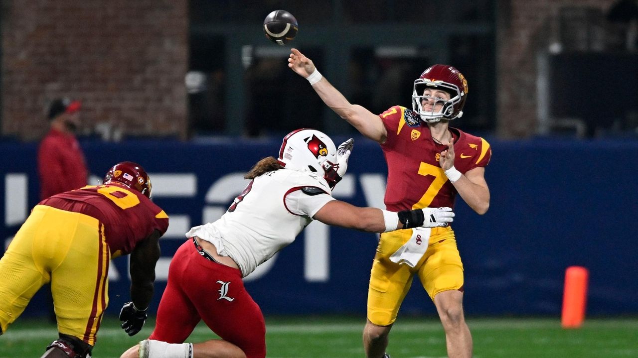 USC's Moss throws Holiday Bowlrecord 6 TD passes in 4228 victory over