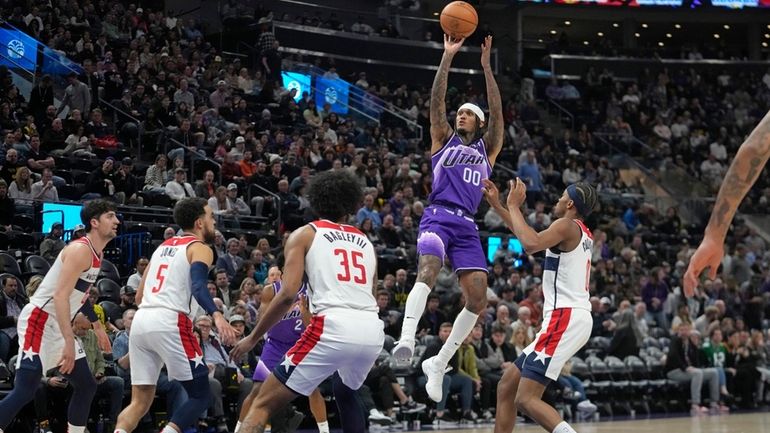 Utah Jazz guard Jordan Clarkson (00) shoots against the Washington...