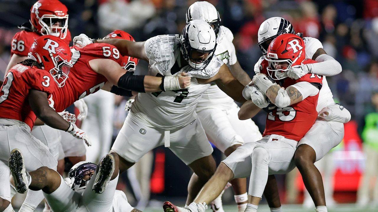 No. 8 Oregon follows first loss with 56-10 romp over Rutgers