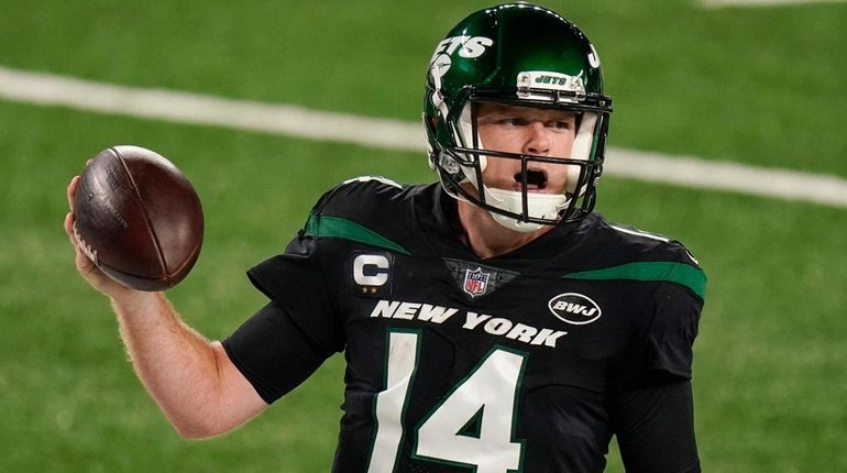 Jets quarterback Sam Darnold celebrates after rushing for a touchdown...