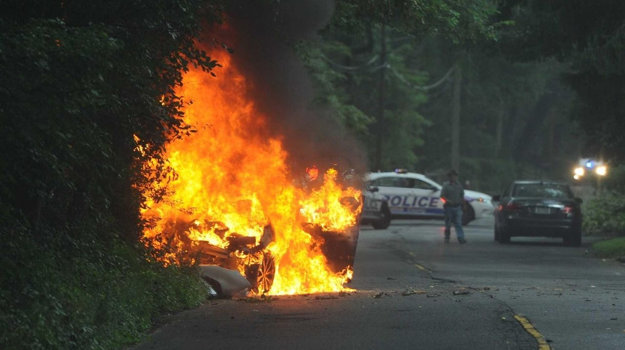 Son, Good Samaritans pull unconscious mom from car before it catches(02)