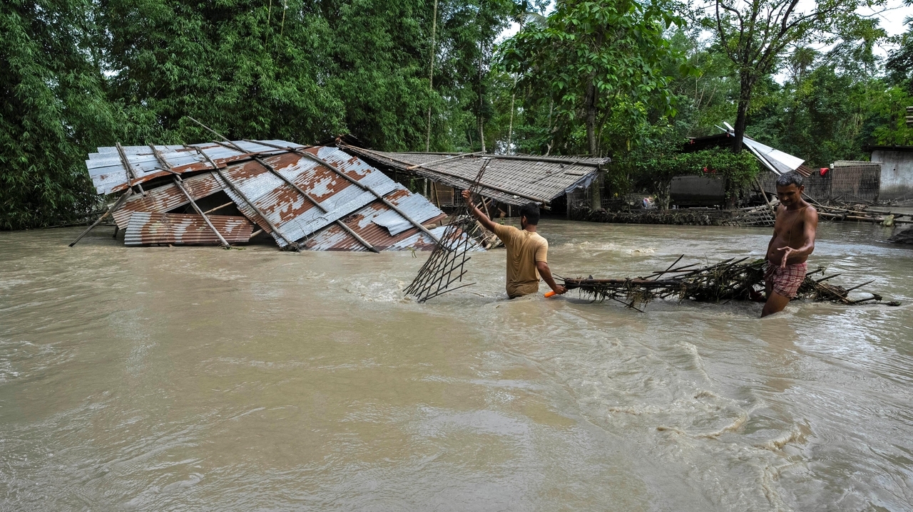 Flooding displaces tens of thousands and kills 1 as heavy monsoon rains ...