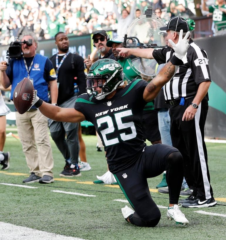 East Rutherford, New Jersey, USA: November 3, 2021, Cincinnati Bengals  cornerback Eli Apple (20) during a NFL football game against the New York  Jets at MetLife Stadium in East Rutherford, New Jersey.