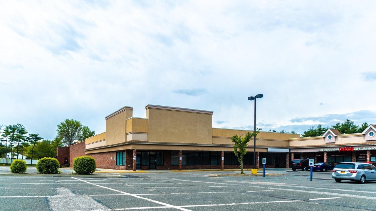 Dix Hills to discuss converting former Pathmark building into indoor ...