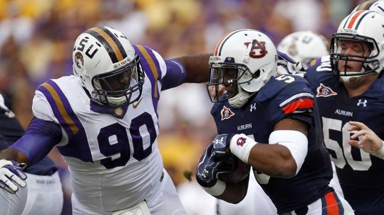 Auburn running back Michael Dyer (5) rushes as LSU defensive...