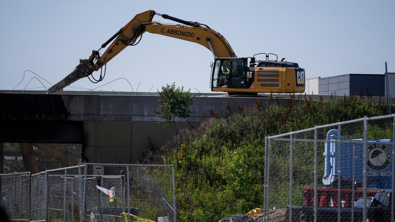 In the effort to reopen I-95 in Philadelphia, crews get some help from a NASCAR jet dryer - Vimarsana News