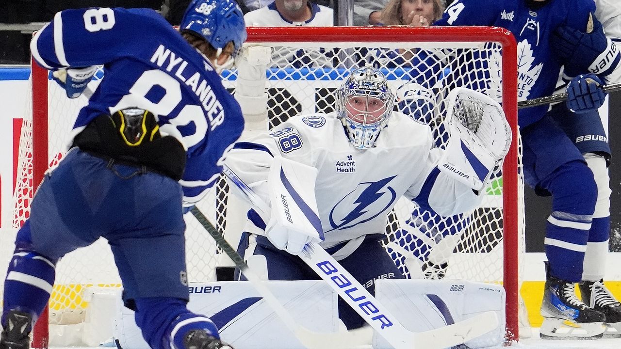 William Nylander scores twice, powers Maple Leafs over Lightning 52