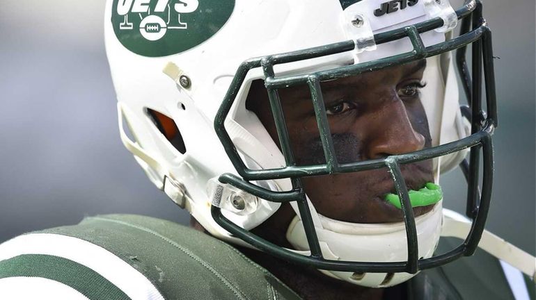 Jets inside linebacker David Harris (52) before a game against...