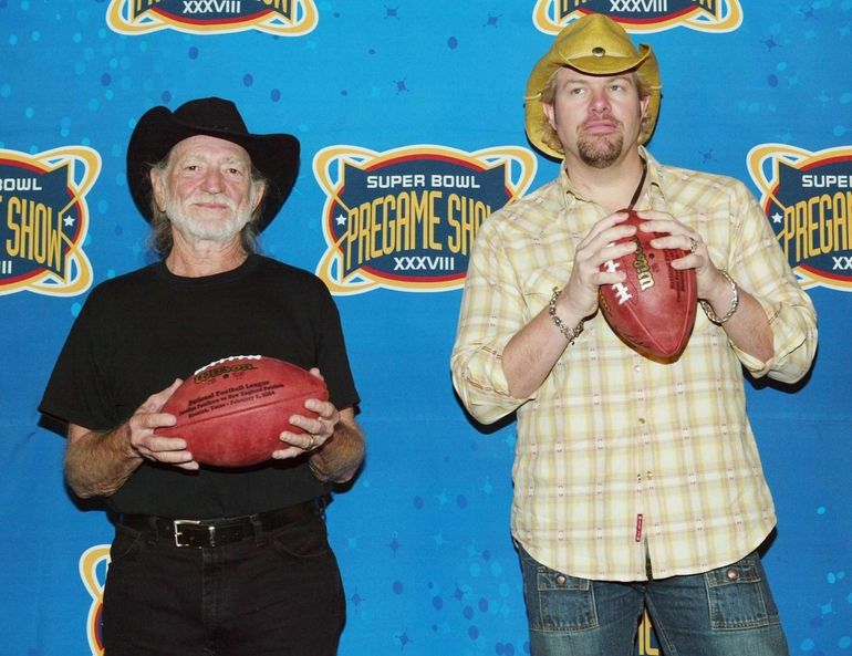 Garth Brooks trades cowboy hat for baseball cap during spring training