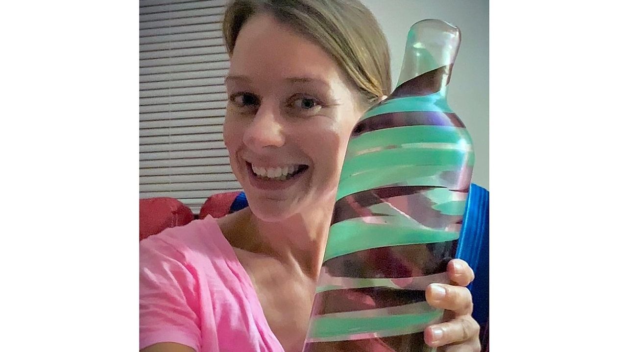 She bought a colorful vase at Goodwill for $3.99. The rare piece sold at auction for $107,000 - Vimarsana News