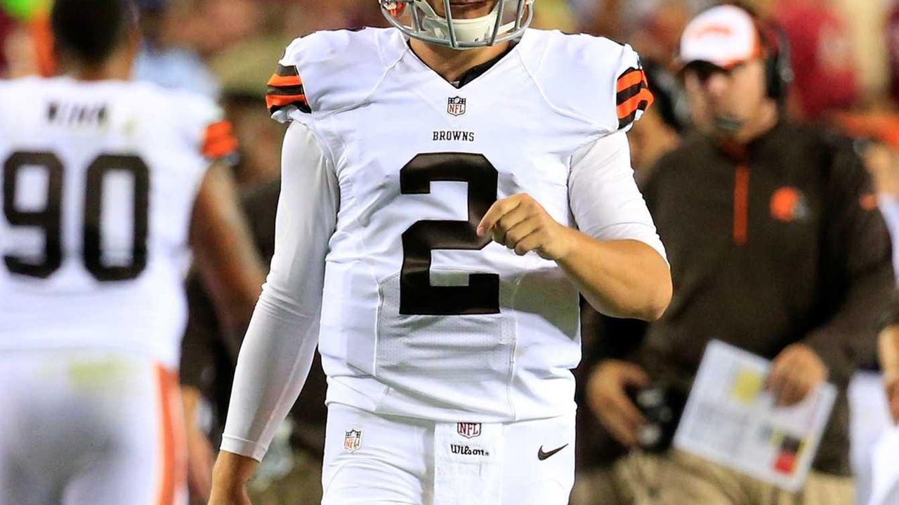 Cleveland Browns quarterback Johnny Manziel (2) throws a pass