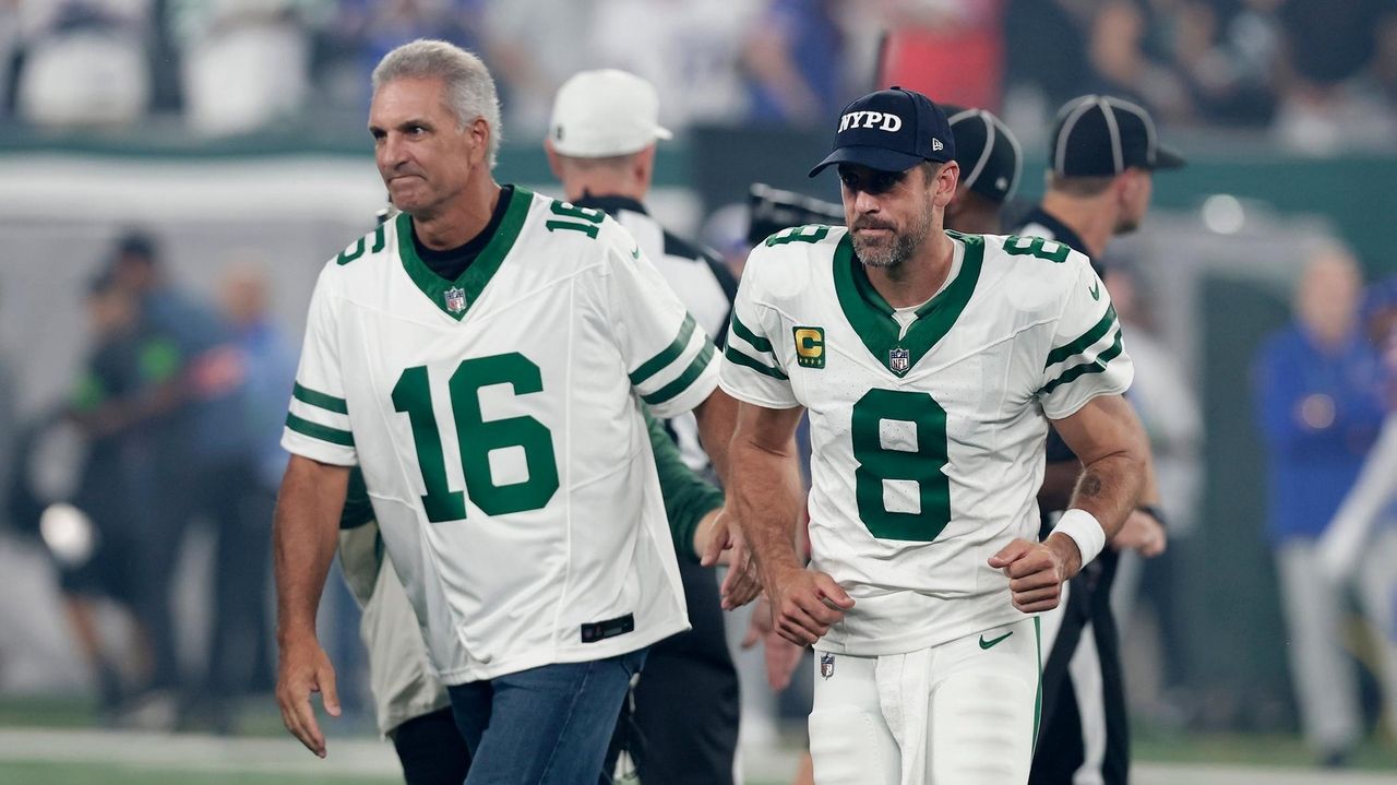 Jets overcome Aaron Rodgers injury to beat Bills on punt return TD