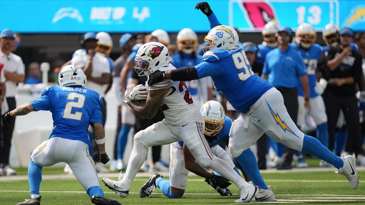 Chargers' defense struggles in first outing under new coordinator Chris ...