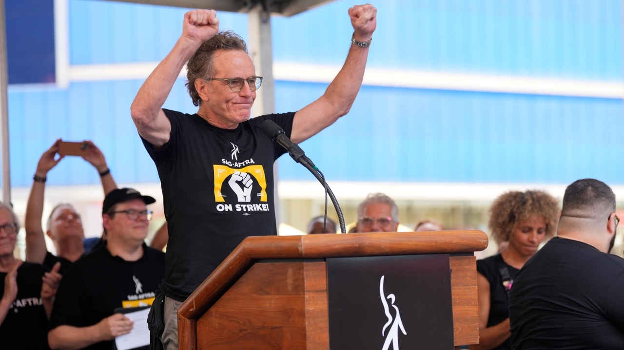 SAG-AFTRA holds star-studded rally in Times Square - Vimarsana News