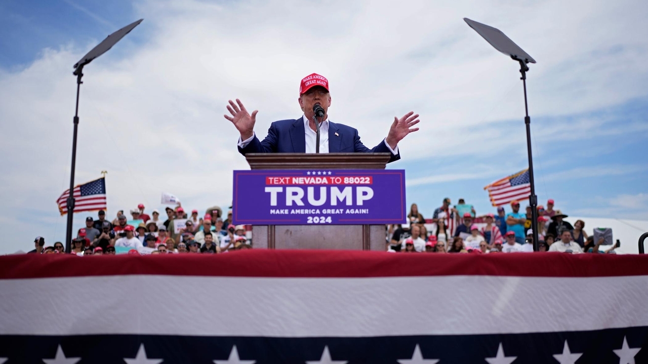 Trump complains about his teleprompters at a scorching Las Vegas rally ...