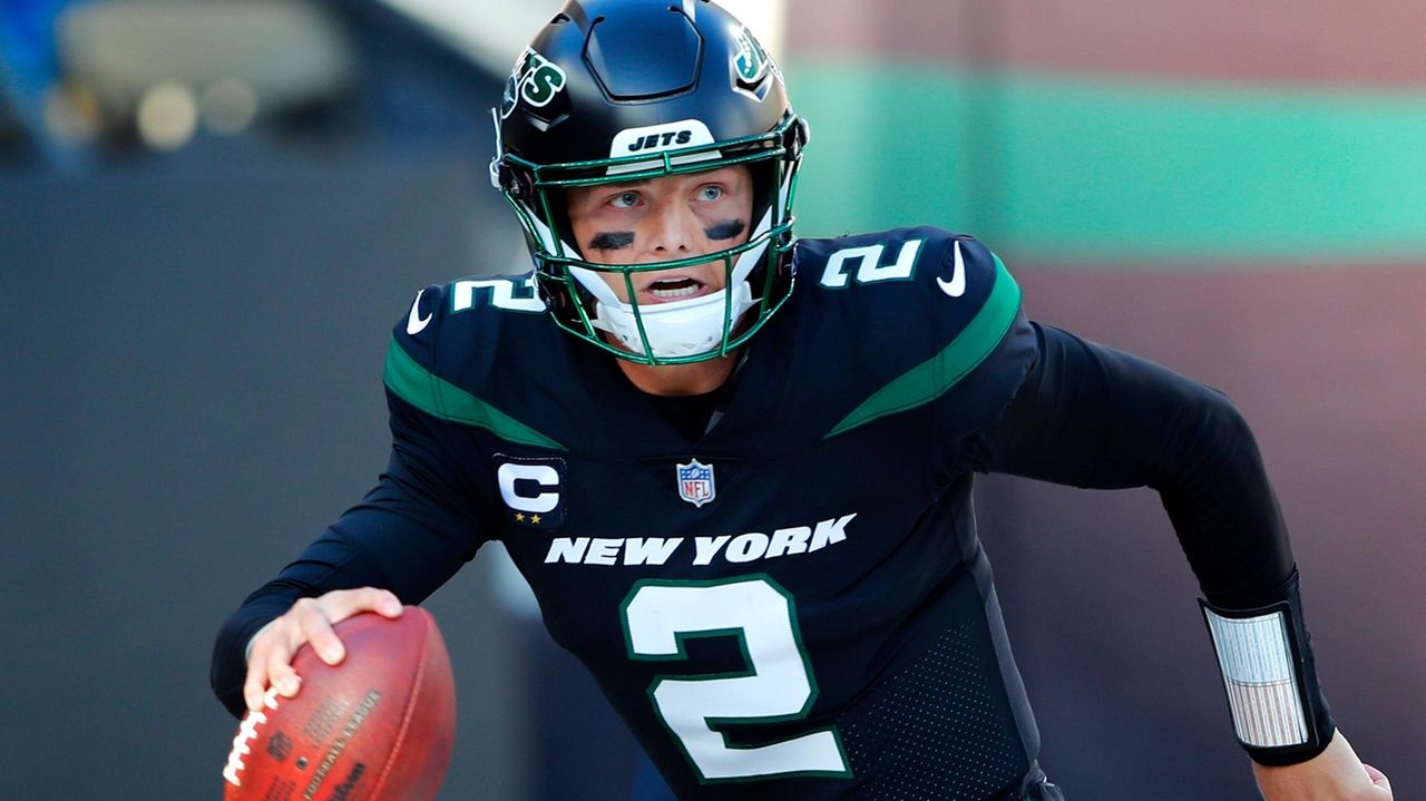 EAST RUTHERFORD, NJ - NOVEMBER 06: New York Jets quarterback Zach