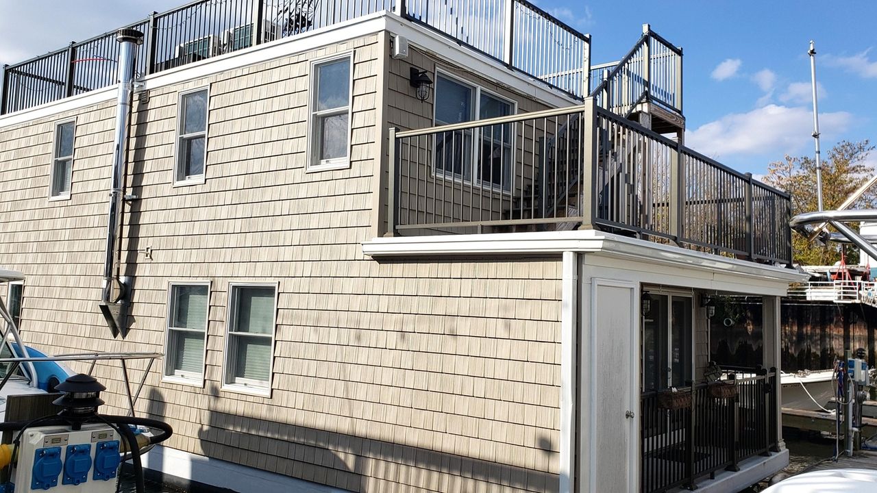 Houseboat on Manhasset Bay in Port Washington asks 339,000 Newsday