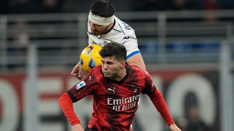 AC Milan's Christian Pulisic, and Atalanta's Sead Kolasinac, up, go...