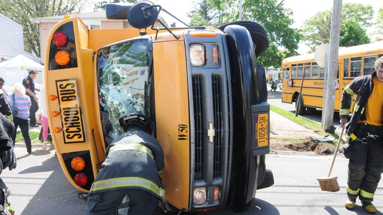 Video shows school bus failed to yield at stop sign in Copiague crash ...