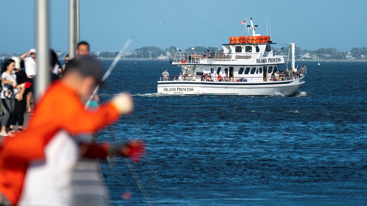 Boote auf Long Island, die halb- oder ganztägige Angeltouren anbieten