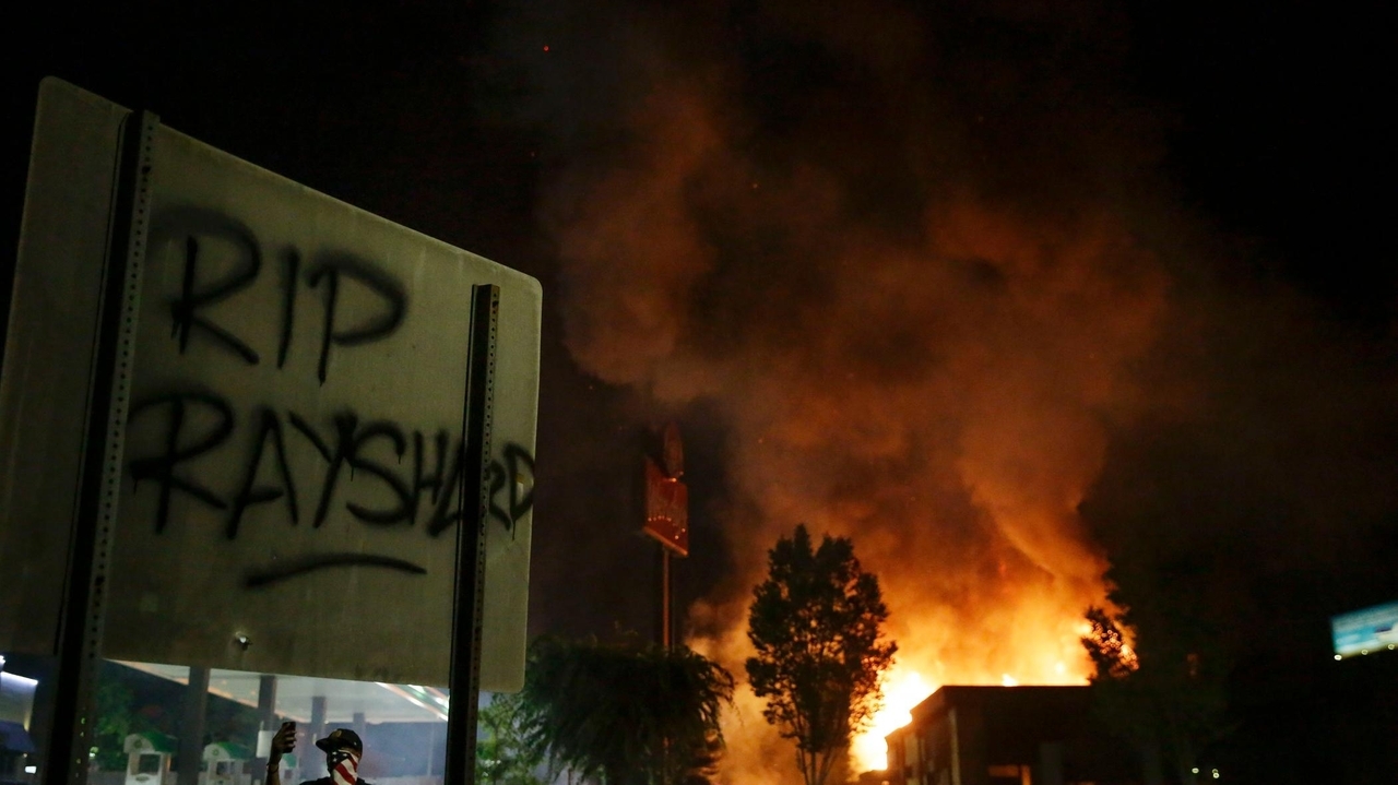 2 plead guilty in fire at Atlanta Wendy's restaurant during protest after Rayshard Brooks killing - Vimarsana News