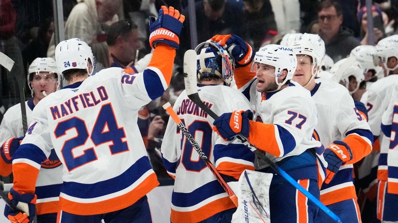 Islanders' Simon Holmstrom's OT goal clinches fourth straight win