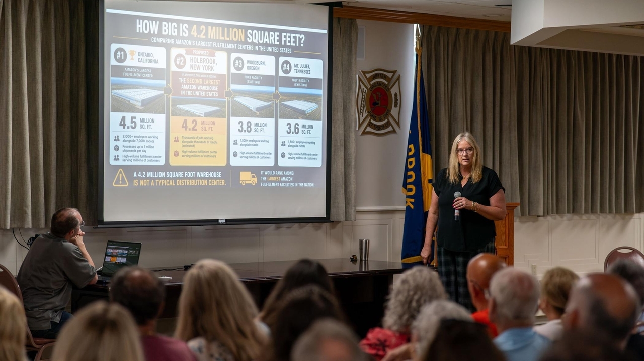 Amazon's Holbrook proposal assailed at community meeting
