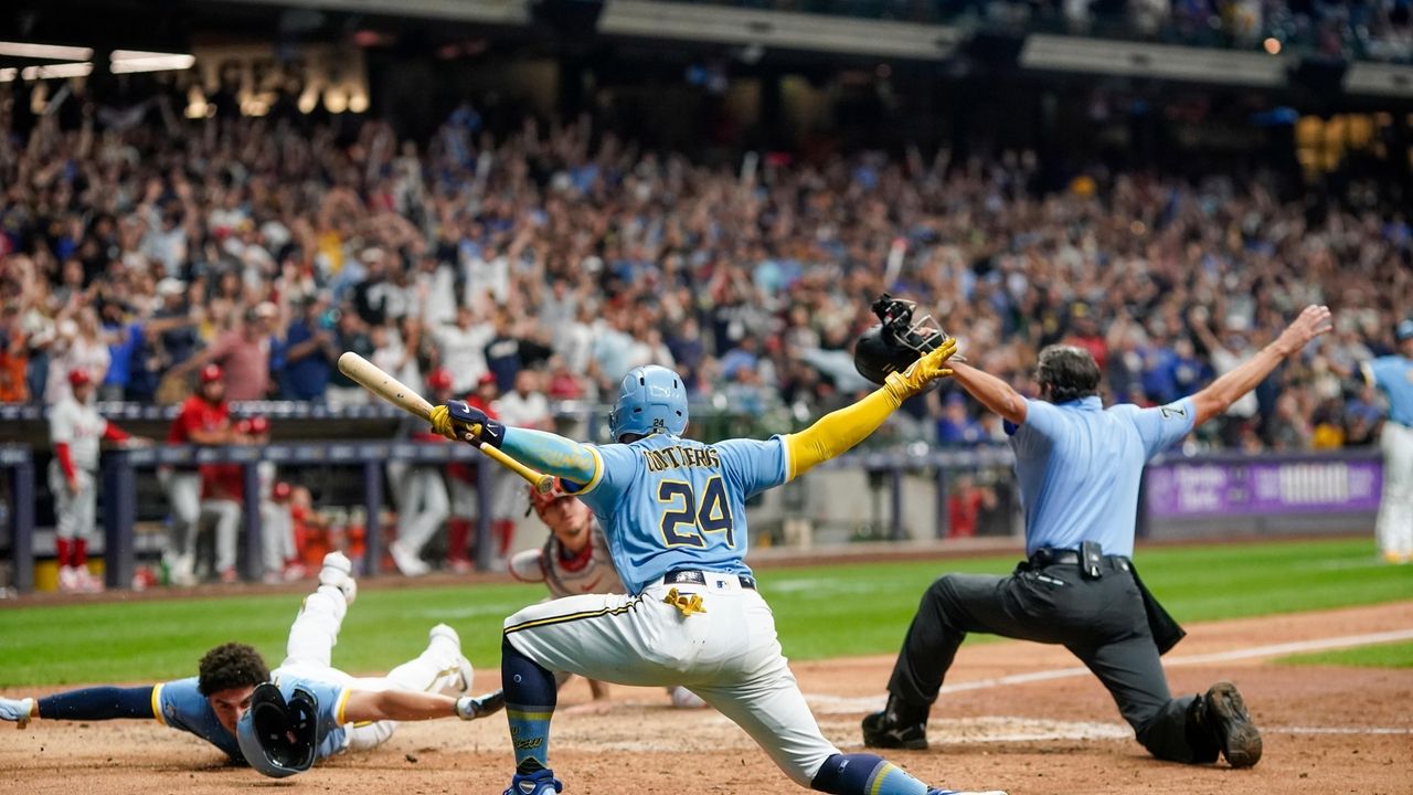 Alec Bohm's two-run triple, 09/08/2022