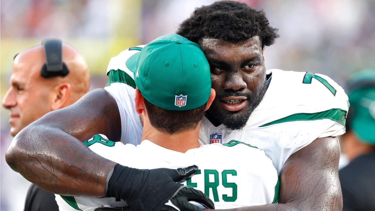 New York Jets OT Mekhi Becton Blames Coaching Staff for Knee