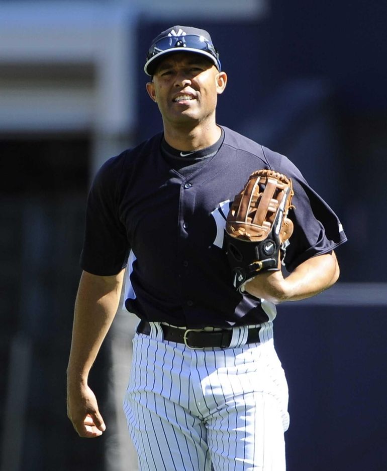 Mariano Rivera Demonstrates How to Make a Cardboard Baseball Glove [VIDEO]