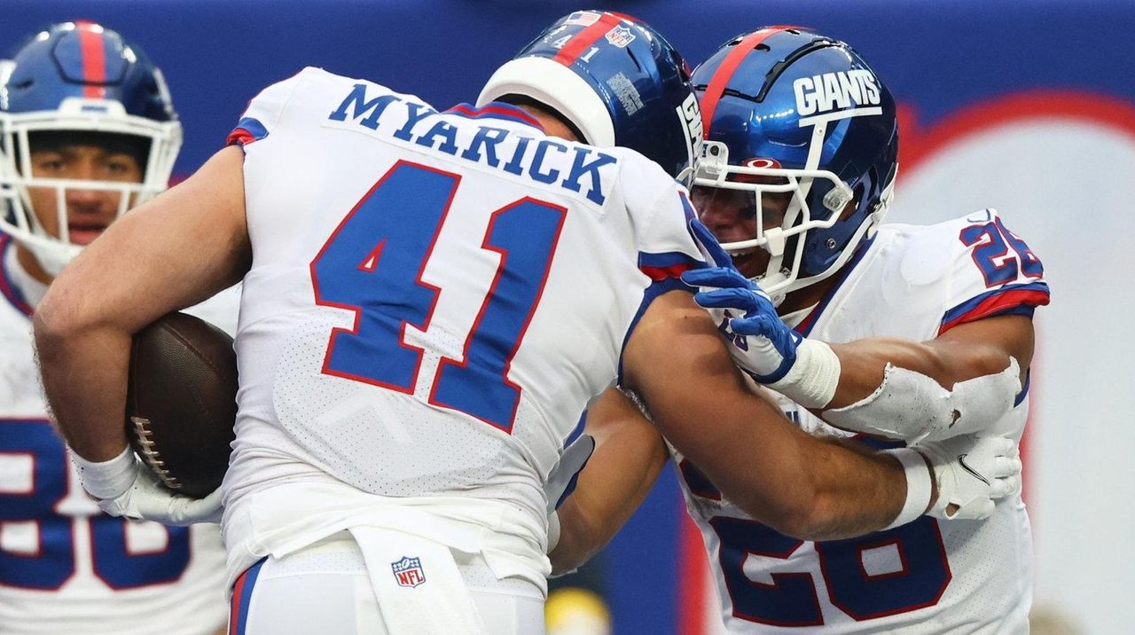 New York Giants fullback Chris Myarick (85) walks off the field