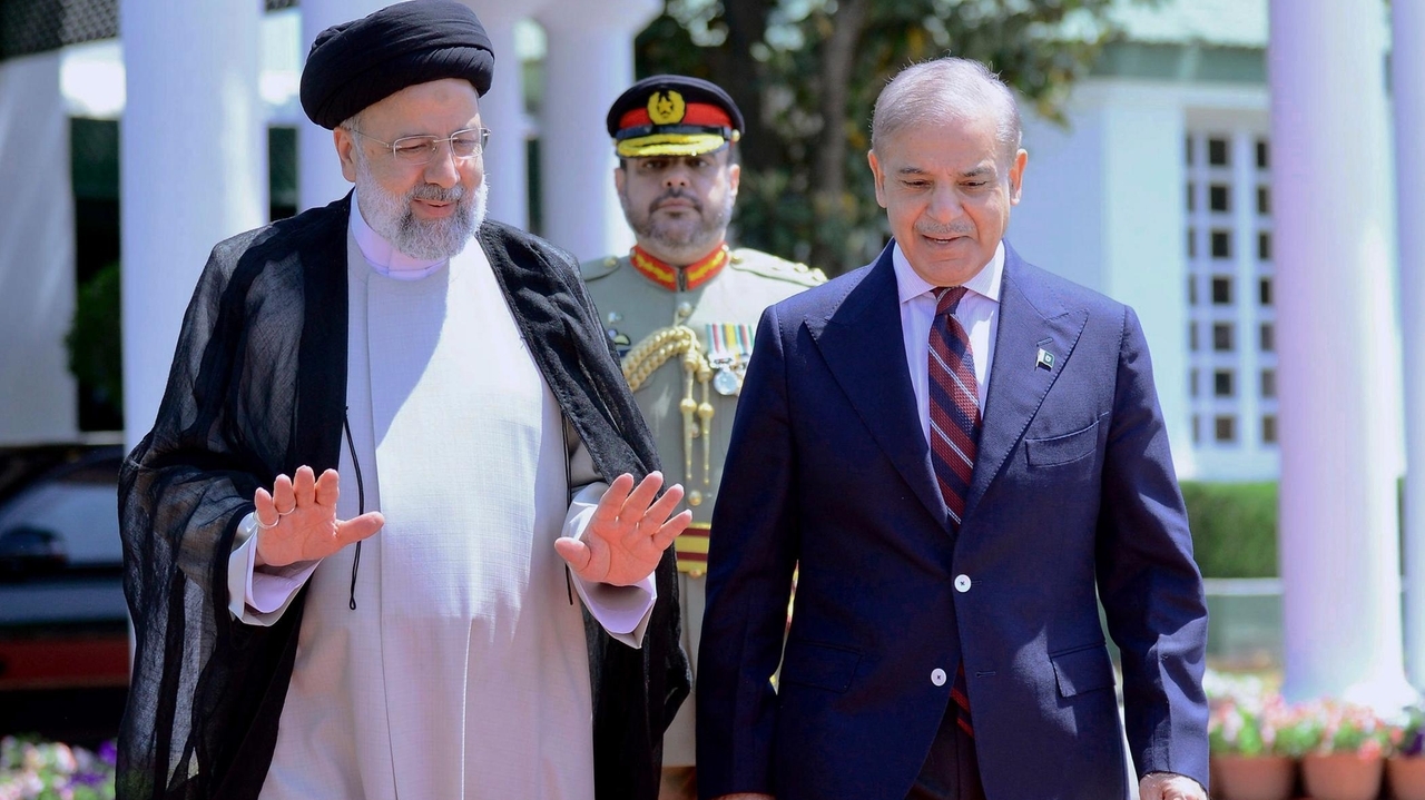 The leaders of Iran and Pakistan vow to boost trade in a meeting