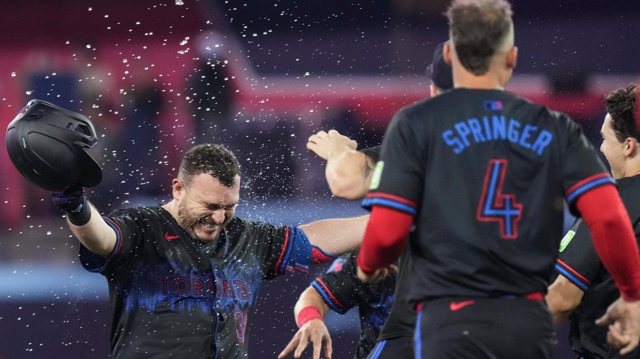 Alejandro Kirk's winning hit in 11th inning pushes Blue Jays past ...