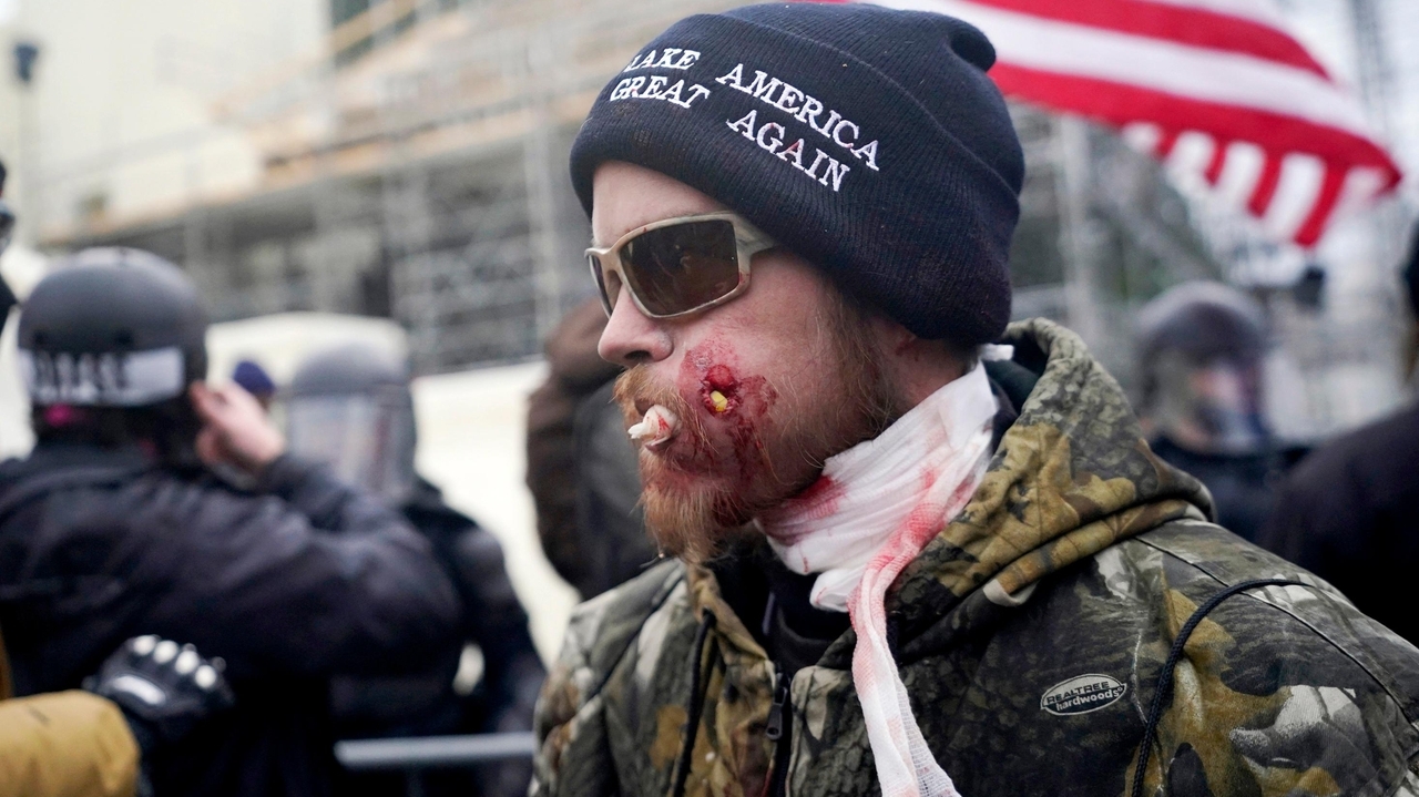 Wounded man who invaded Senate with knife sentenced to prison for Capitol riot - Vimarsana News
