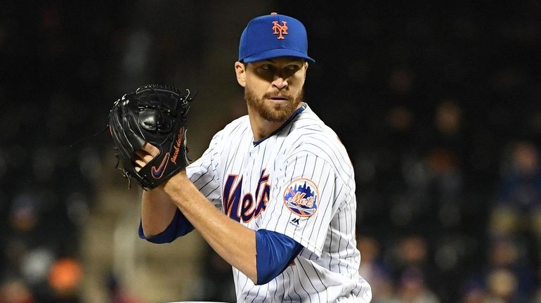 Mets starting pitcher Jacob deGrom delivers a pitch against the...