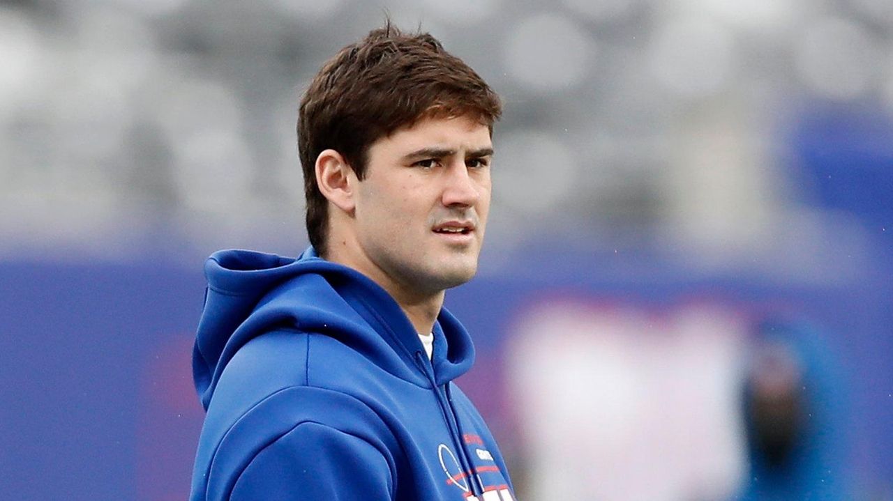 Giants QB Daniel Jones says offseason neck procedure 'unrelated' to 2021  injury - Newsday